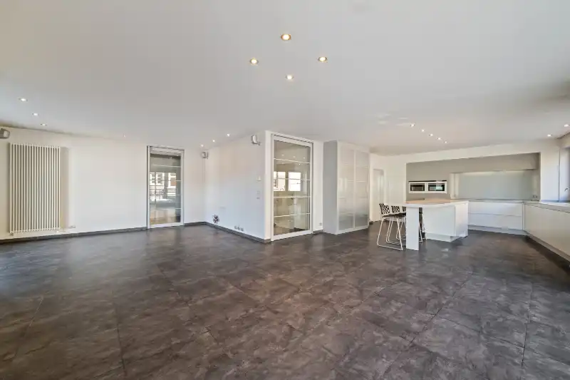 Roeselare-stadskern. Ruim en royaal wonen in het hart van Roeselare - dichtbij de Grote Markt&nbsp; Ruimte, licht, comfort en een absolute topligging. foto 4