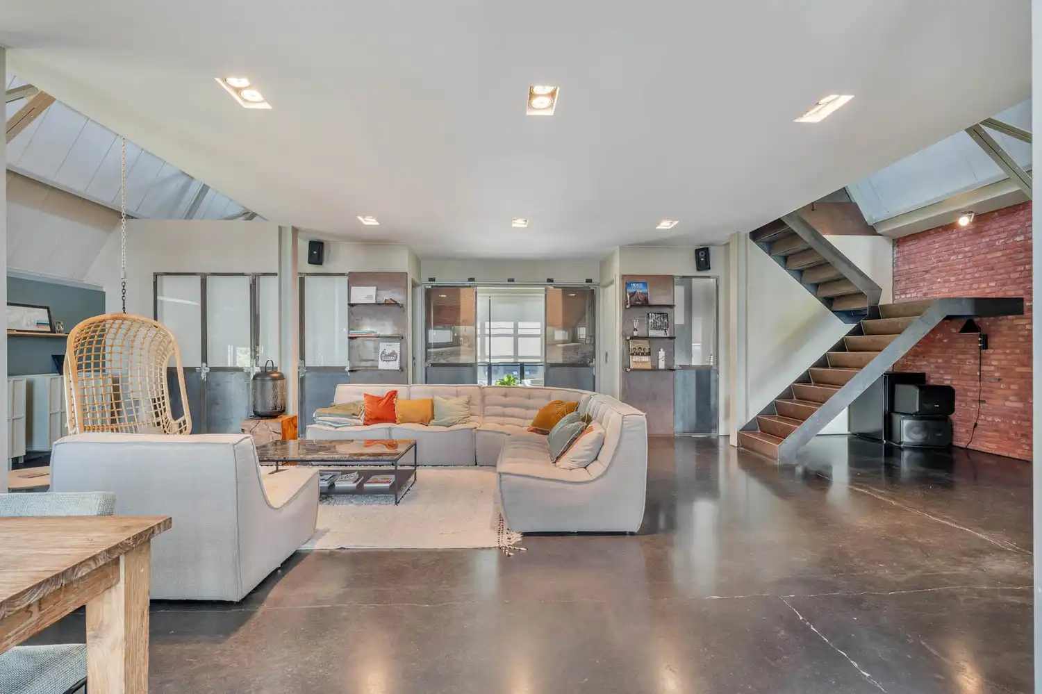 Unieke industriële loft van 240 m² met panoramisch dakterras van 96 m², jacuzzi en sauna foto 10