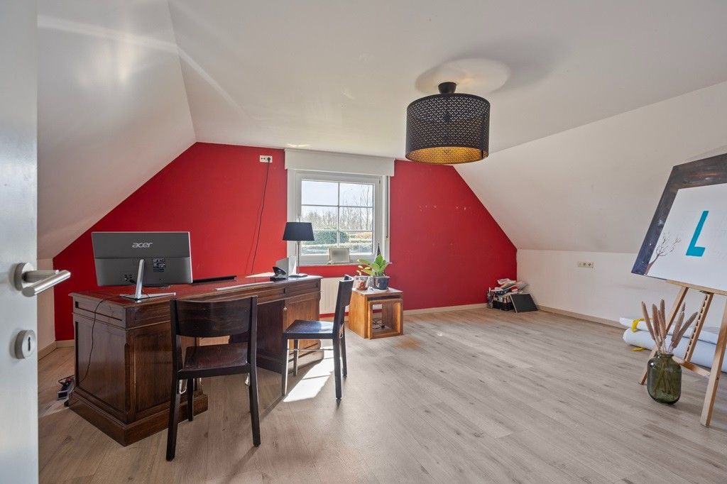 VEURNE: Stijlvolle en tijdloze villa in residentiële wijk met 4 slpks (waarvan 1 glvl.), 2 badk., dubbele garage en zonnige inplanting op 1.034m² grondopp. foto 12