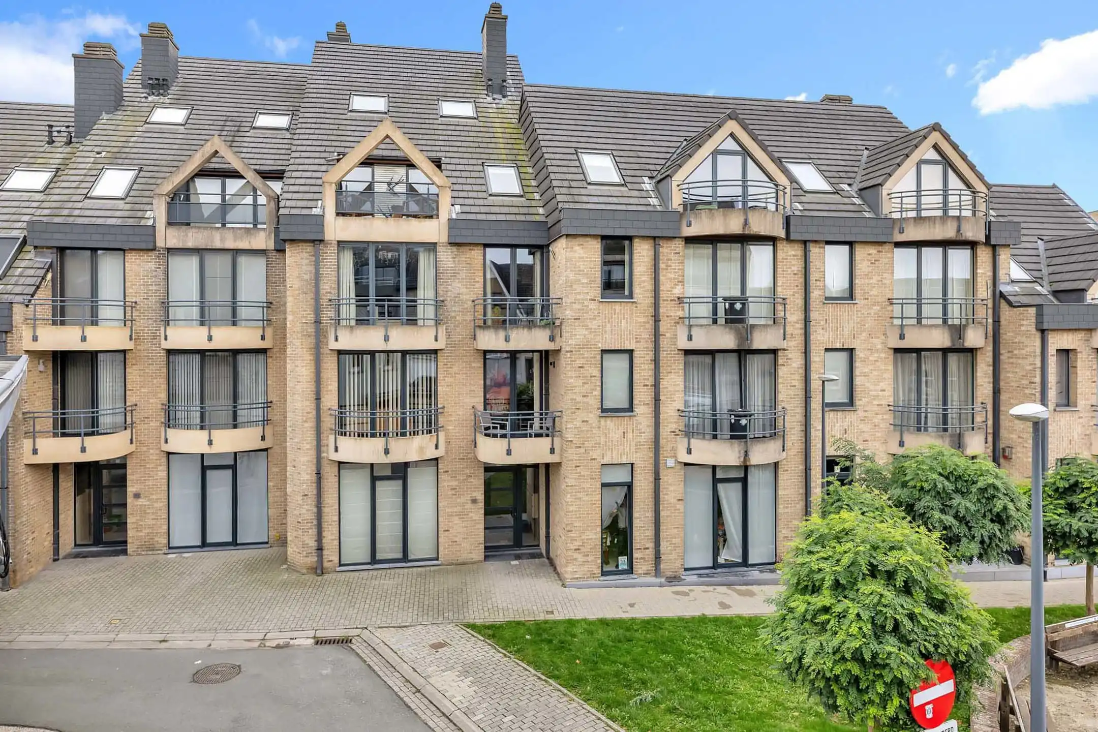 Instapklaar dakappartement in het centrum van Denderhoutem foto {{pictureIndex}}