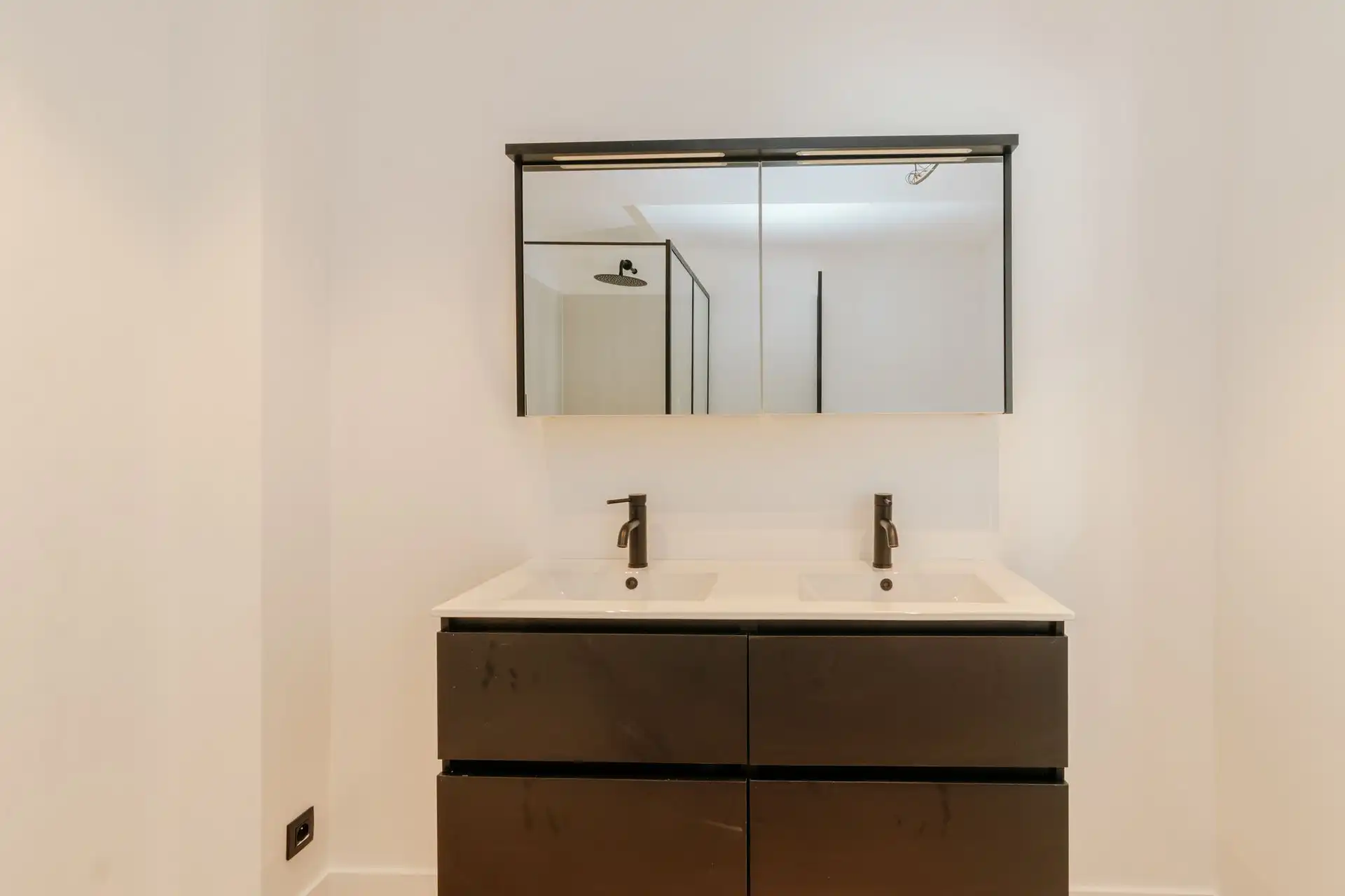 Gelijkvloersappartement met tuintje en garagebox! foto 9