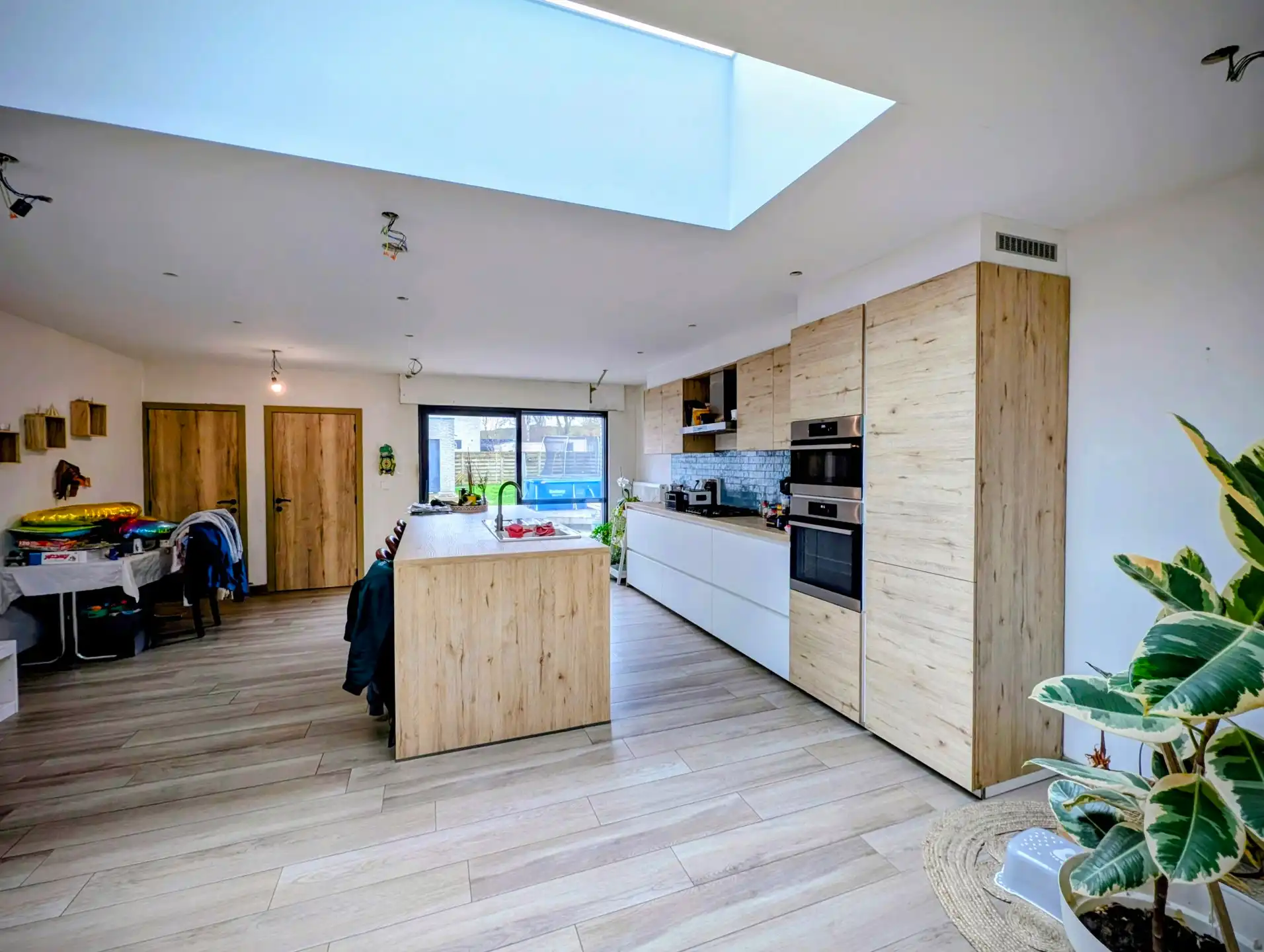 Huis te koop De Panne – Instapklaar, 4 slaapkamers, garage en zuidgerichte tuin (volledige renovatie 2023) foto 4