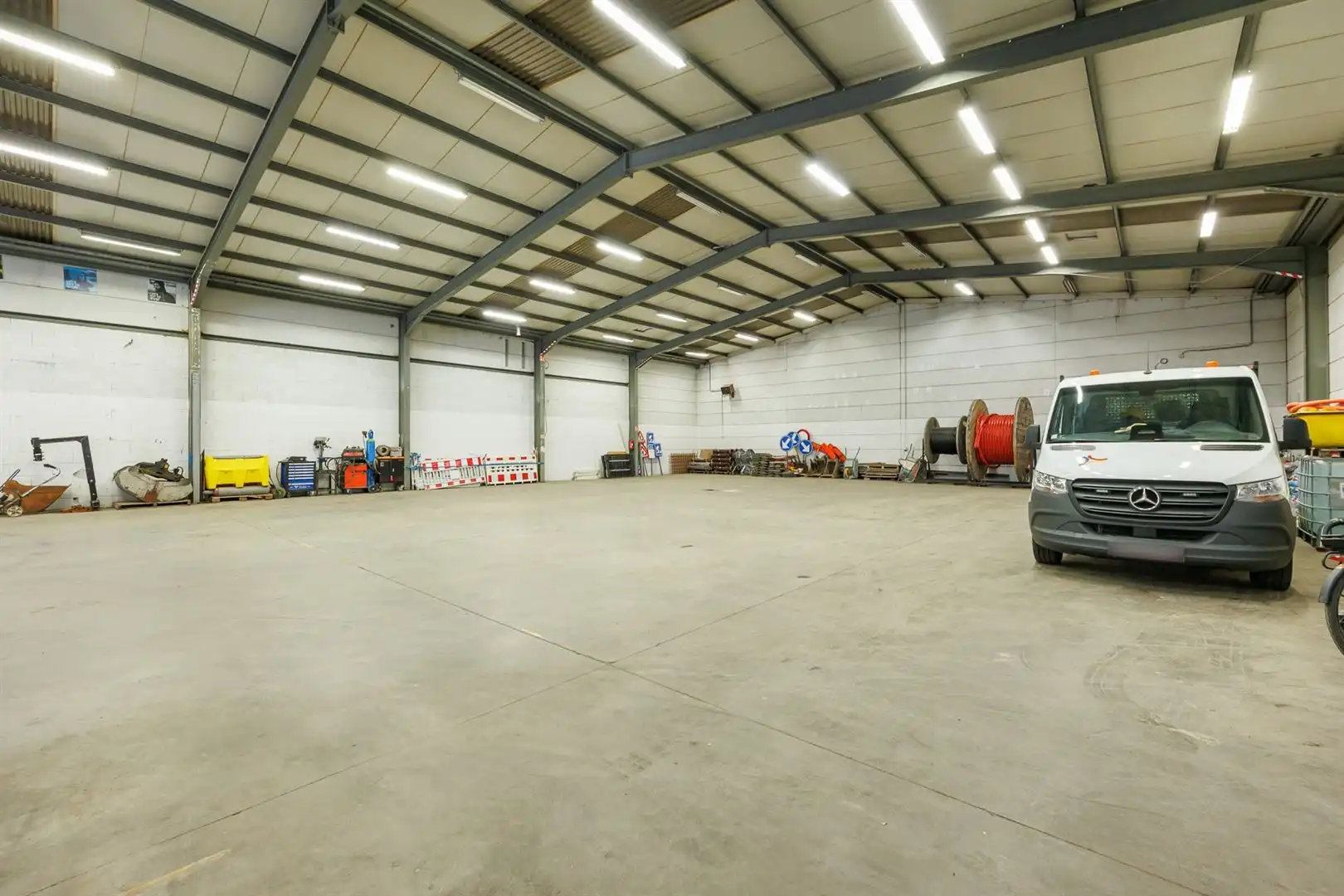 KMO-unit met kantoor en parking foto 9