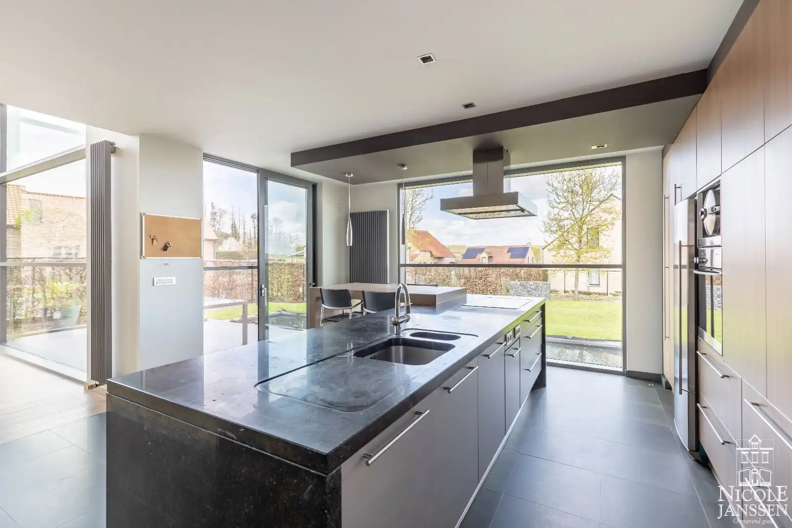 Zeer moderne en luchtige woning met twee slaapkamers gelegen op een rustige locatie foto 18