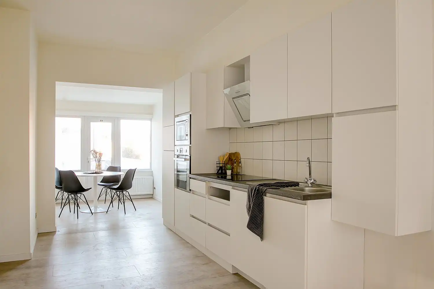 Uniek multifunctioneel gebouw met polyvalente ruimte (±300 m²) en gerenoveerde triplexwoning met terras. foto 2