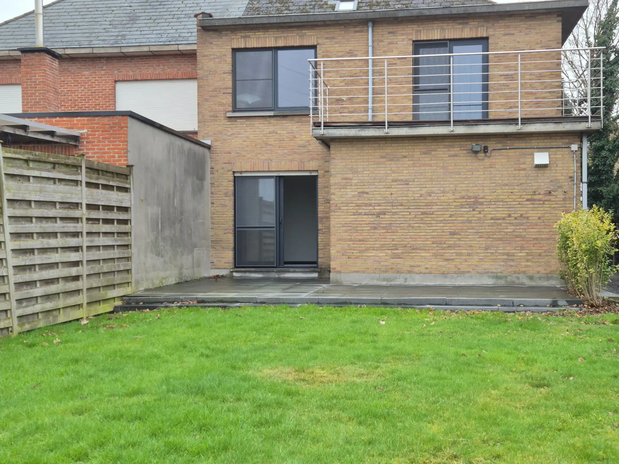 Gelijkvloers appartement met groot terras, tuin en garage. foto 3