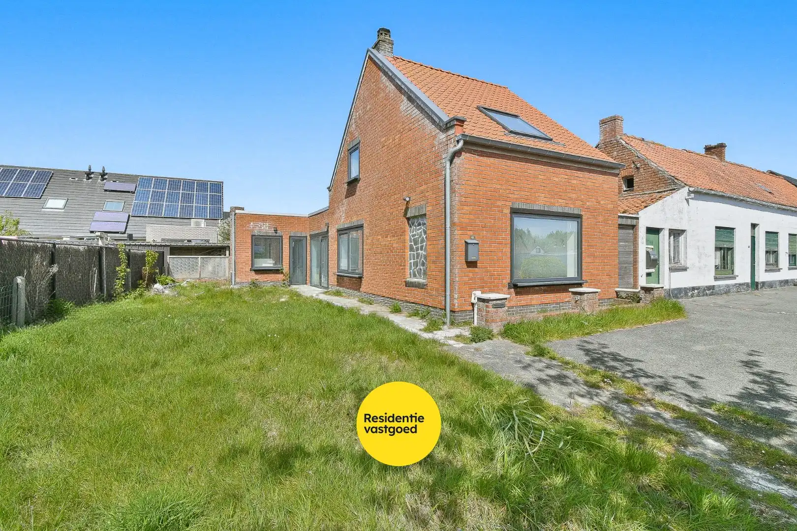 Woning met reeds aangevatte renovatie en veel potentieel foto 2