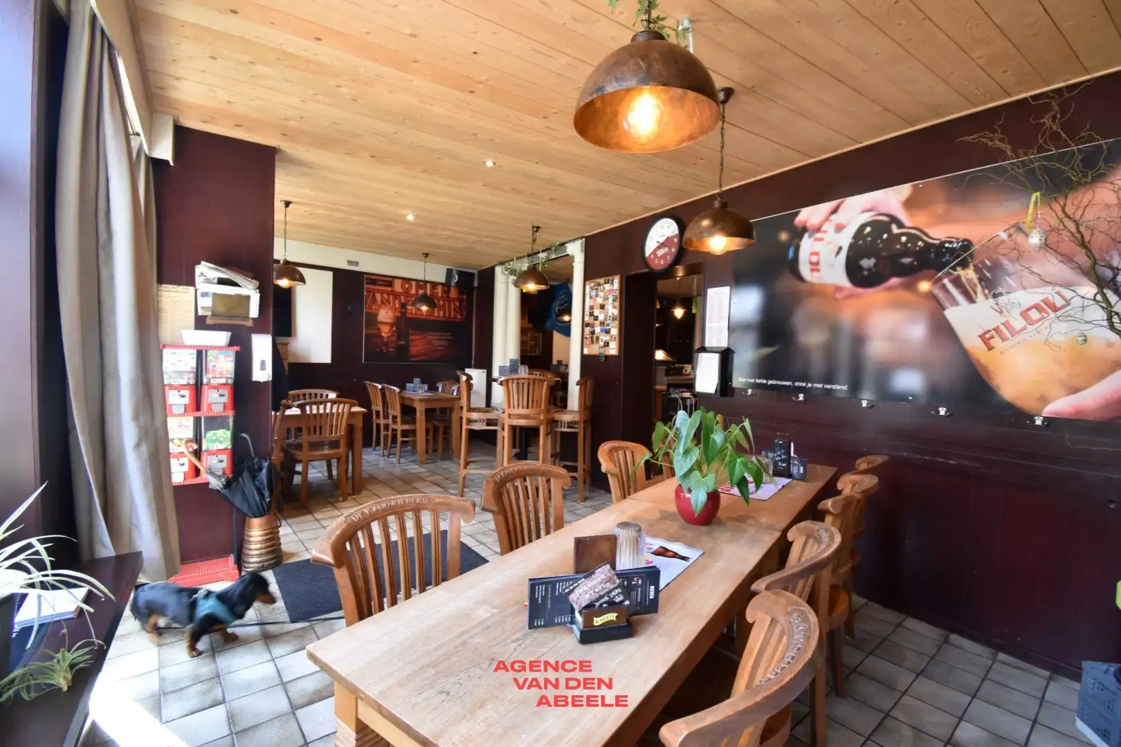 Handelspand bestaande uit eethuis met café en privé woonst foto 13