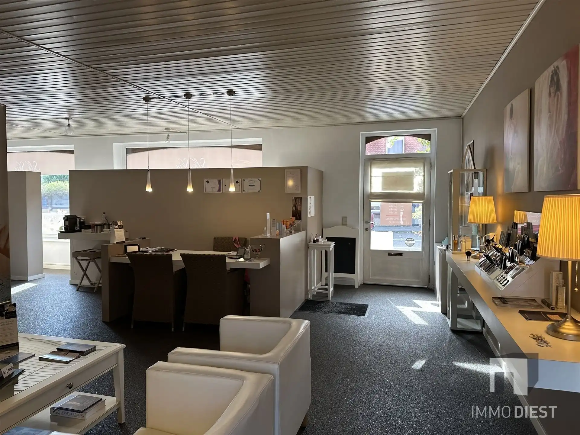 Handelshuis of woning met parking/tuin achteraan foto 7