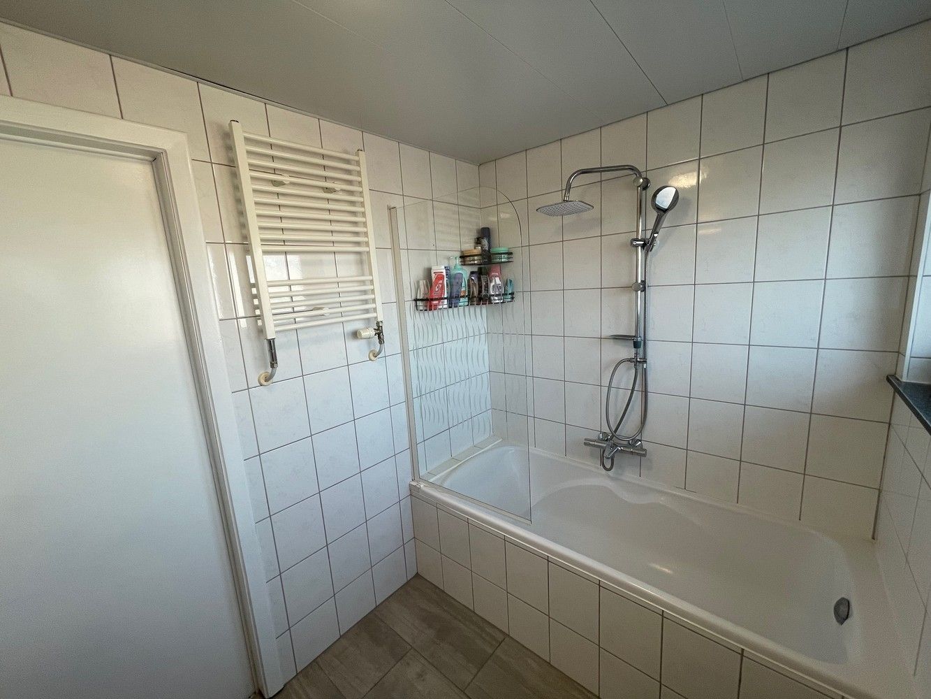 Genk, Kraaistraat 11 – Volledig gerenoveerde en energiezuinige (EPC B) rijwoning met 3 slaapkamers, terras en tuin gelegen in een rustige woonwijk. foto 14