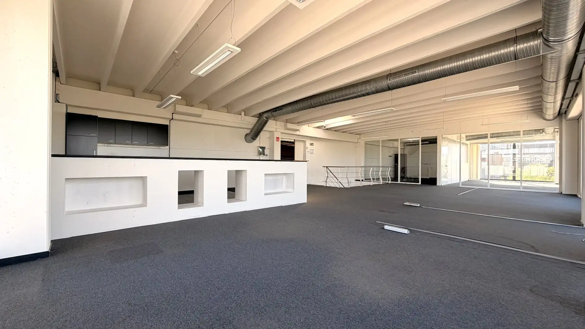 Magazijn met laadkade en kantoren te huur aan E17 in Kruibeke foto 5