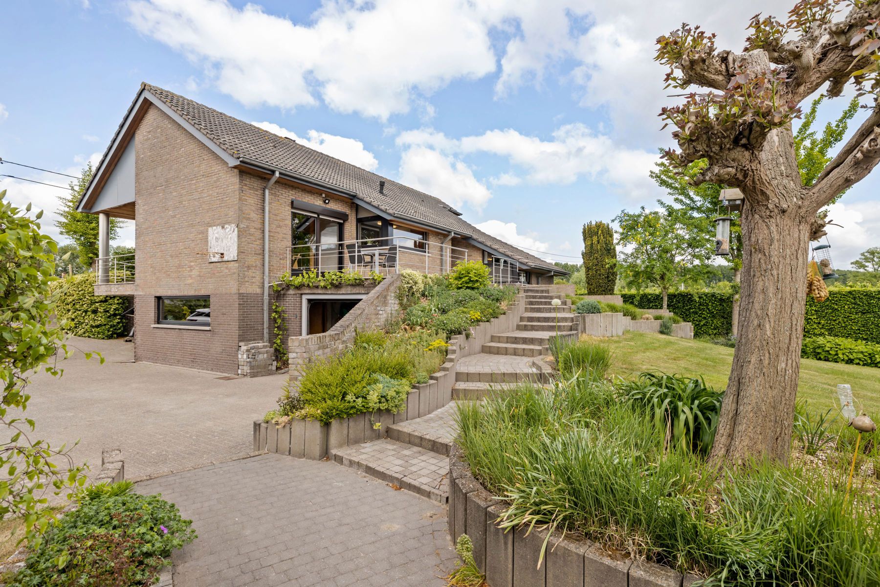 Open bebouwing met 360° landelijk zicht en 2 garages foto 2