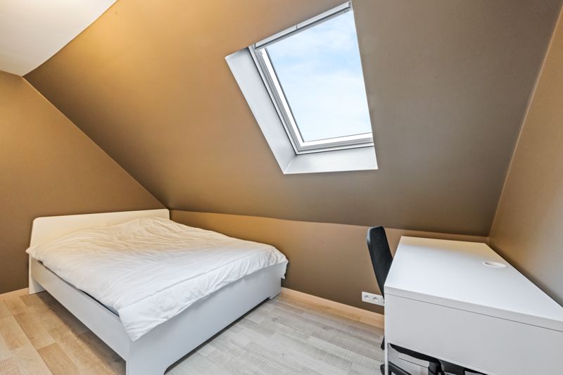 Roeselare - Stadsrand: Ruime, vernieuwde tussenwoning met 195m² woonoppervlakte & 4 slaapkamers foto 20