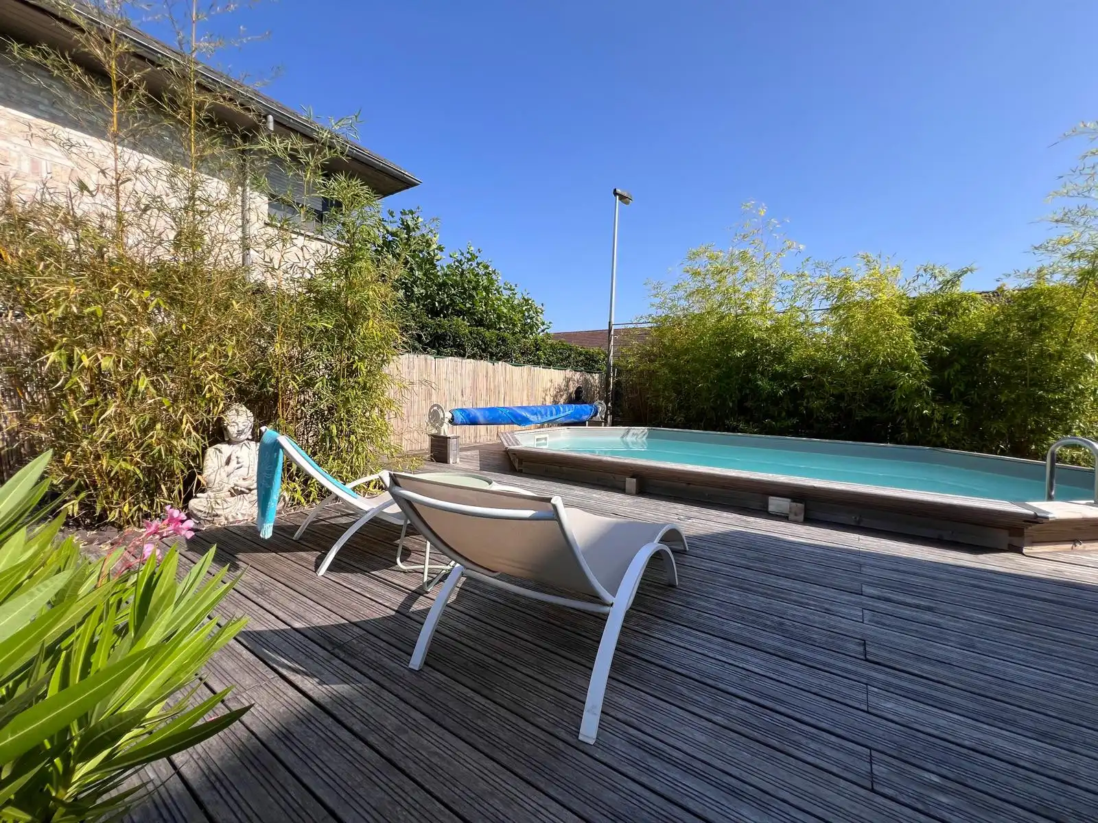 Ruime hedendaagse villa met zwembad in een gegeerde residentiële omgeving foto 24