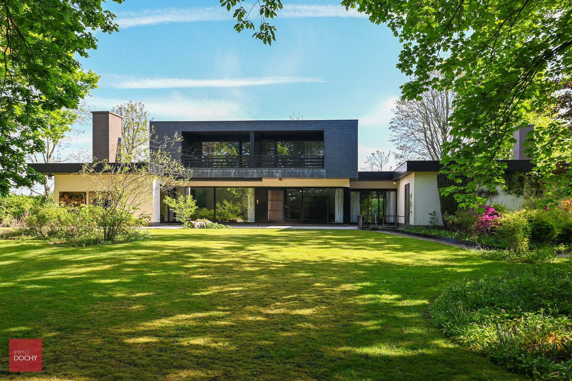 Hoofdfoto van de publicatie: Ruime villa met prachtige tuin
