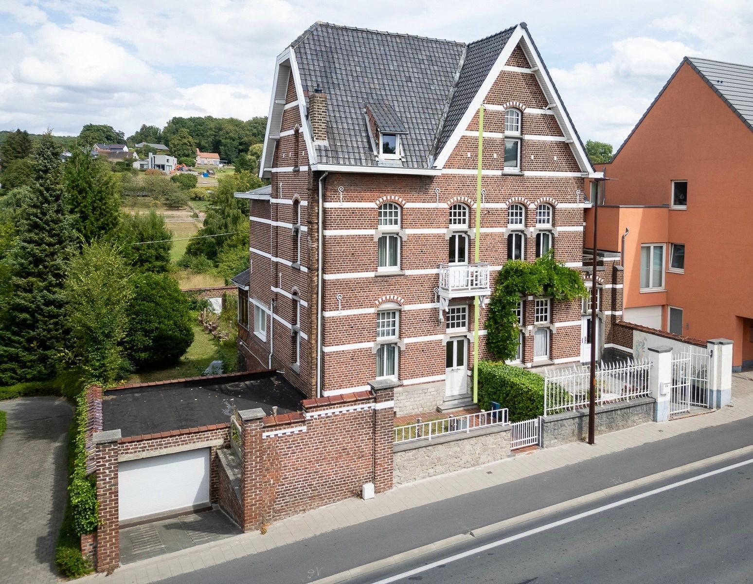 Uniek herenhuis met karakter en uitbreidingspotentieel. foto {{pictureIndex}}