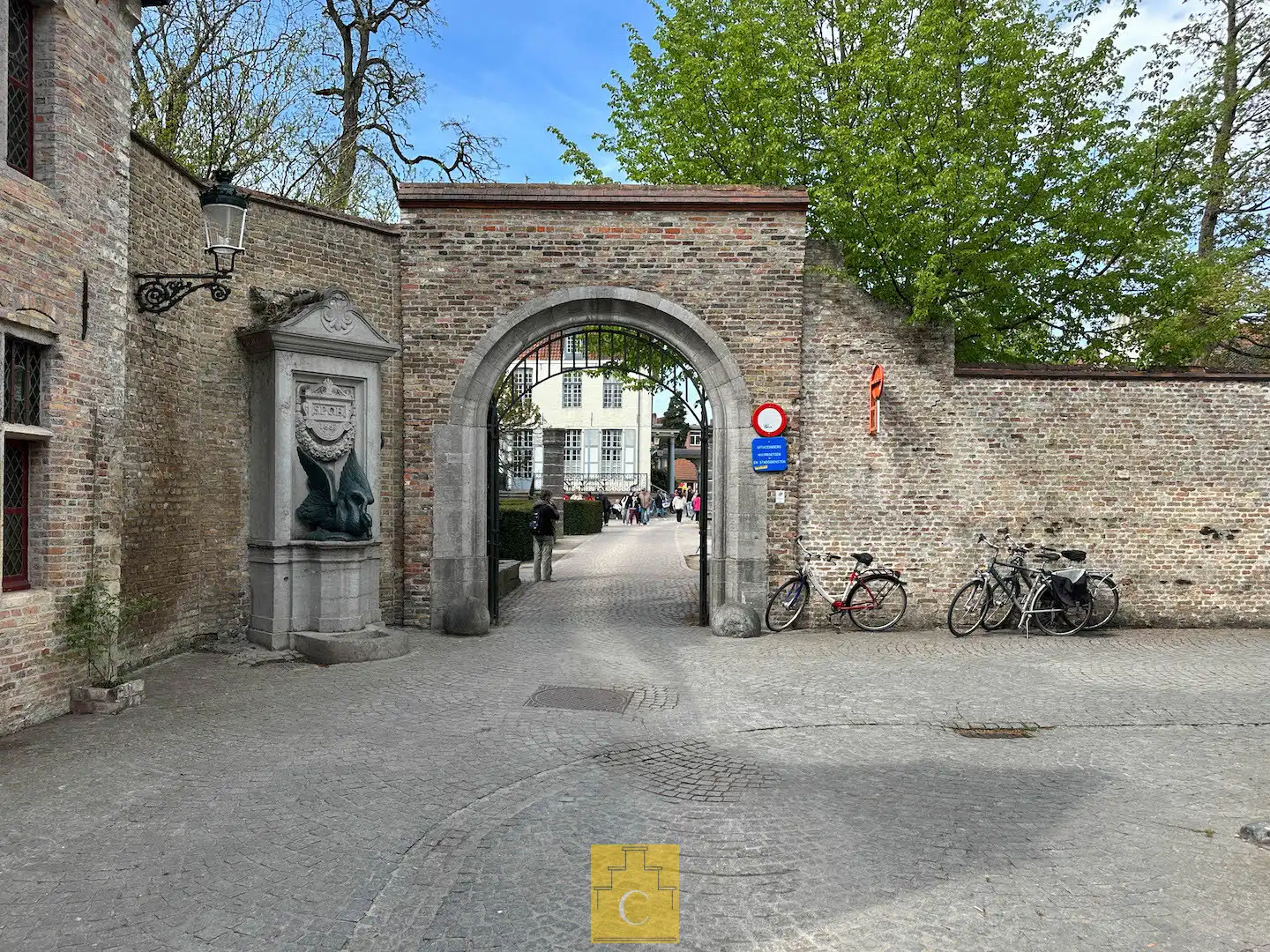 Droomhuis op een toplocatie in Groeninge, palend aan het toekomstig museumpark, zelden geziene high-end afwerking, zonnepanelen en aangename terrastuin foto 32