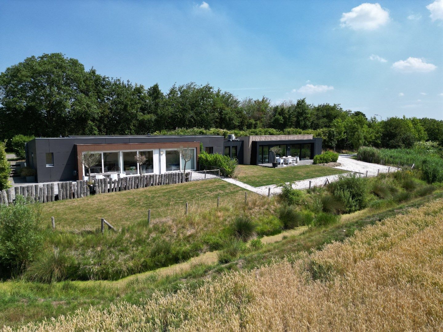 Exclusief dijkhuis met eigen guesthouse foto {{pictureIndex}}