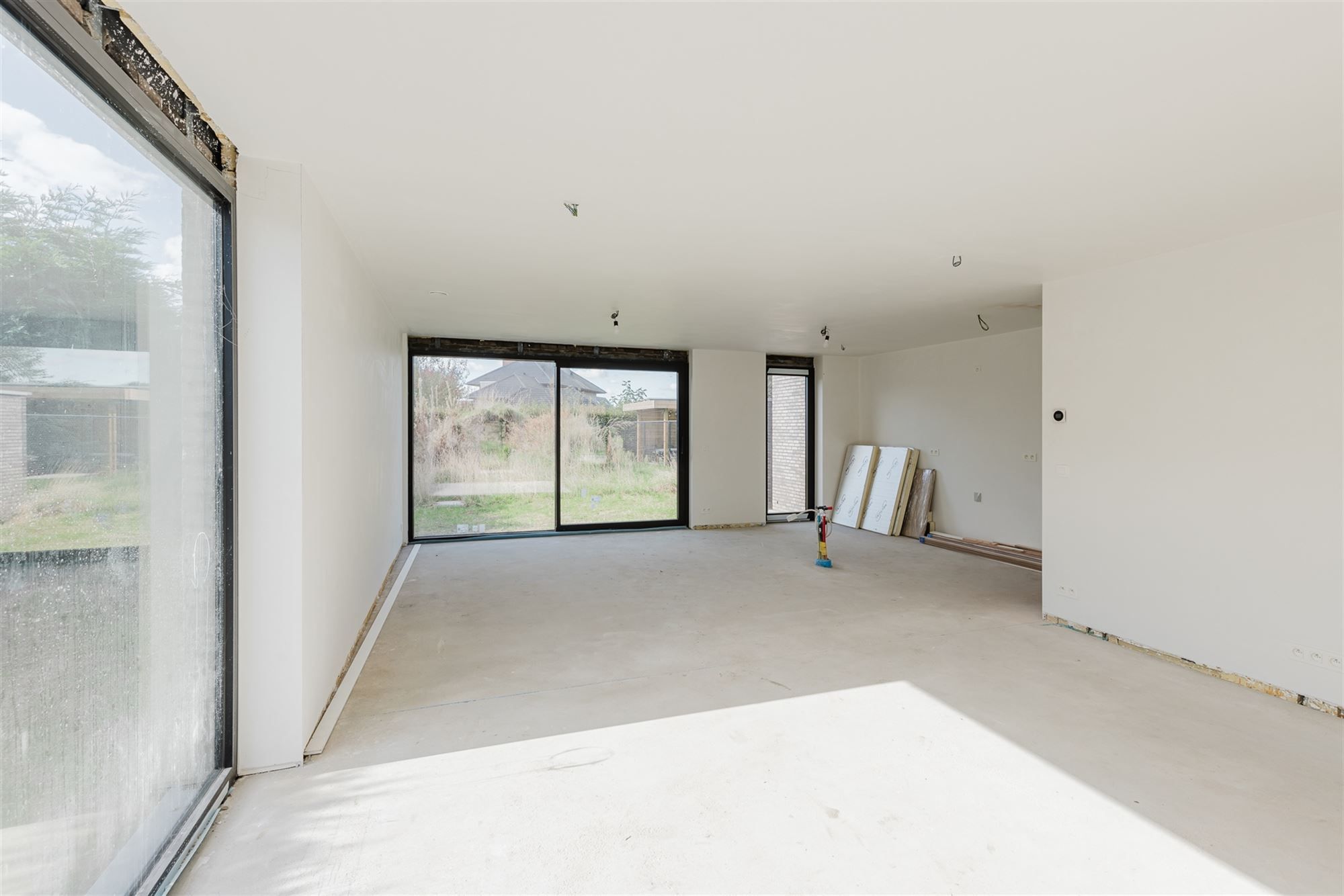 Gunstig gelegen nieuwbouwwoning met 4 slks en bureau foto 4