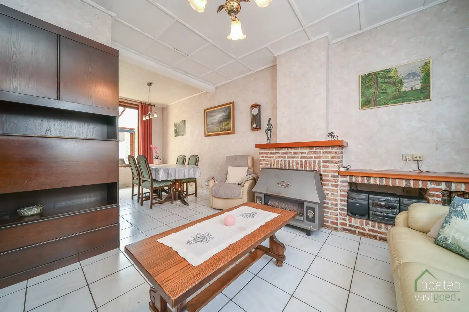 Alveringem: Interessante dorpswoning met redelijk comfort, 3 slaapkamers, tuin en uitweg met garage achteraan op 428m² grondopp. foto 3