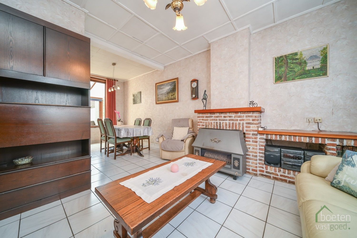 Alveringem: Interessante dorpswoning met redelijk comfort, 3 slaapkamers, tuin en uitweg met garage achteraan op 428m² grondopp. foto 3