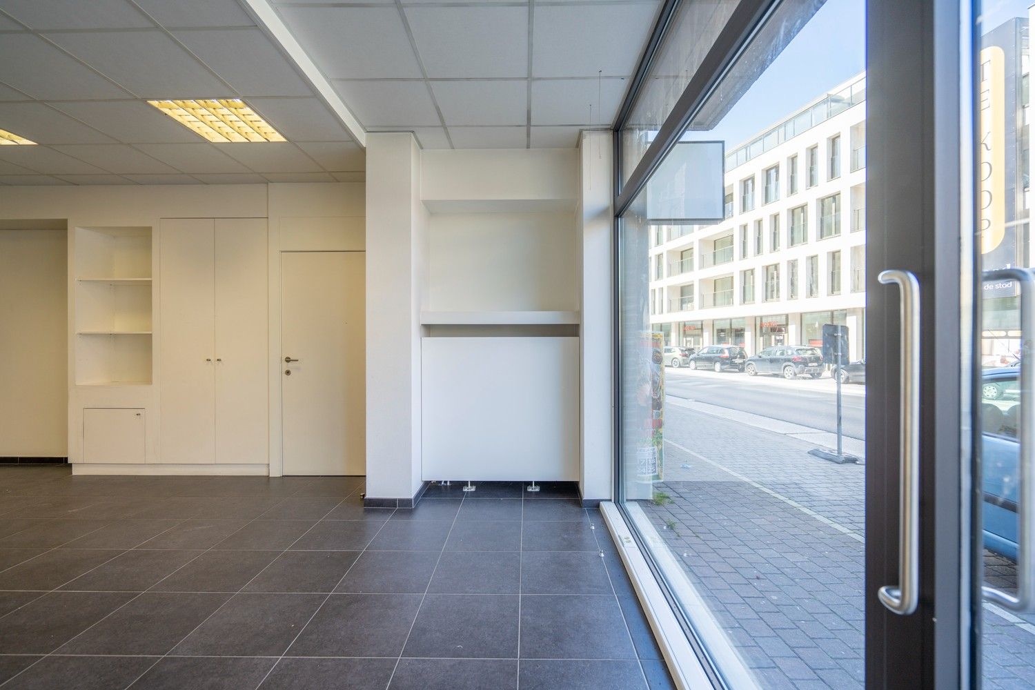 KANTOOR MET GARAGE foto {{pictureIndex}}