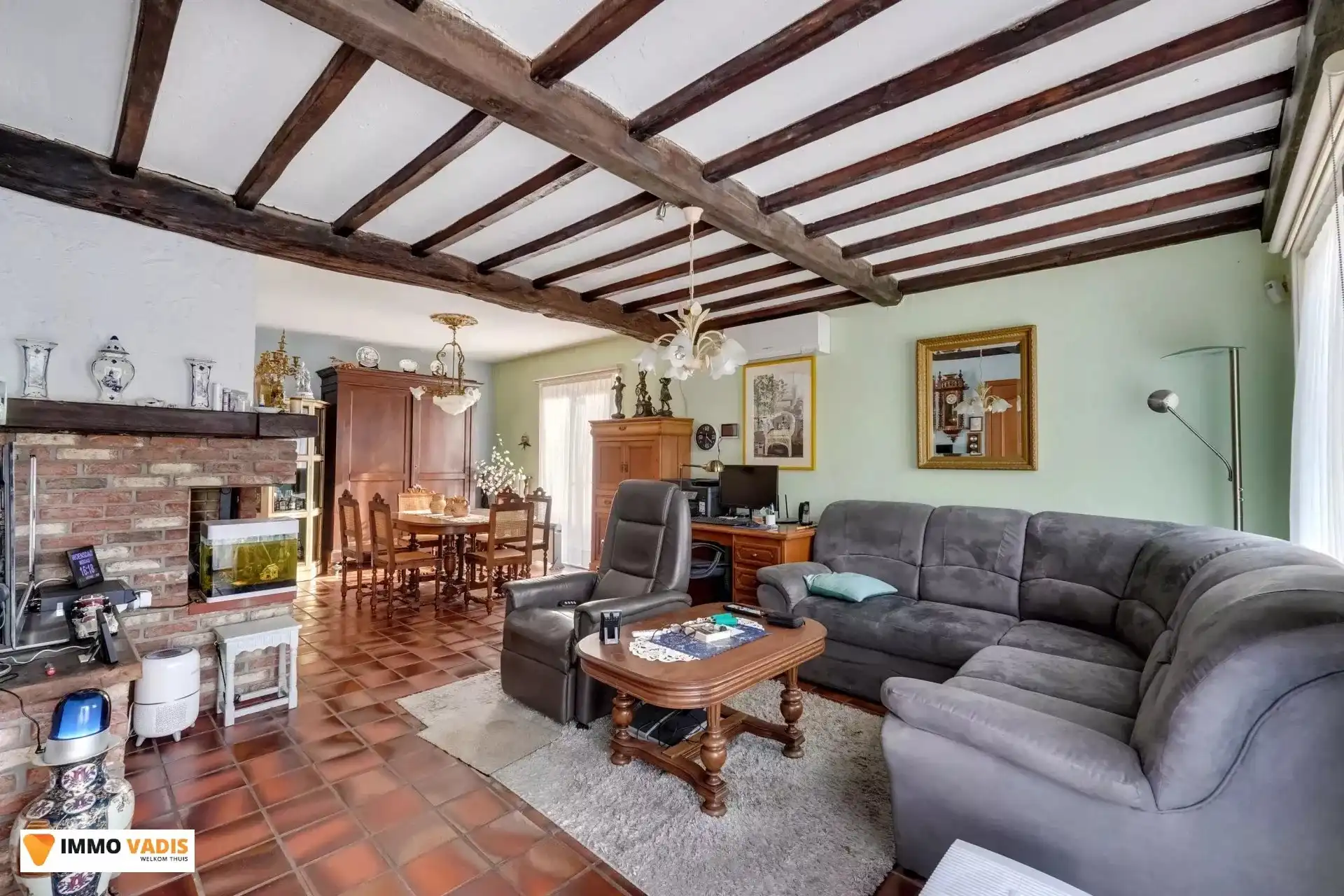 Te koop op lijfrente - Comfortabele villa met drie slaapkamers, twee garages en een magazijn. foto 5