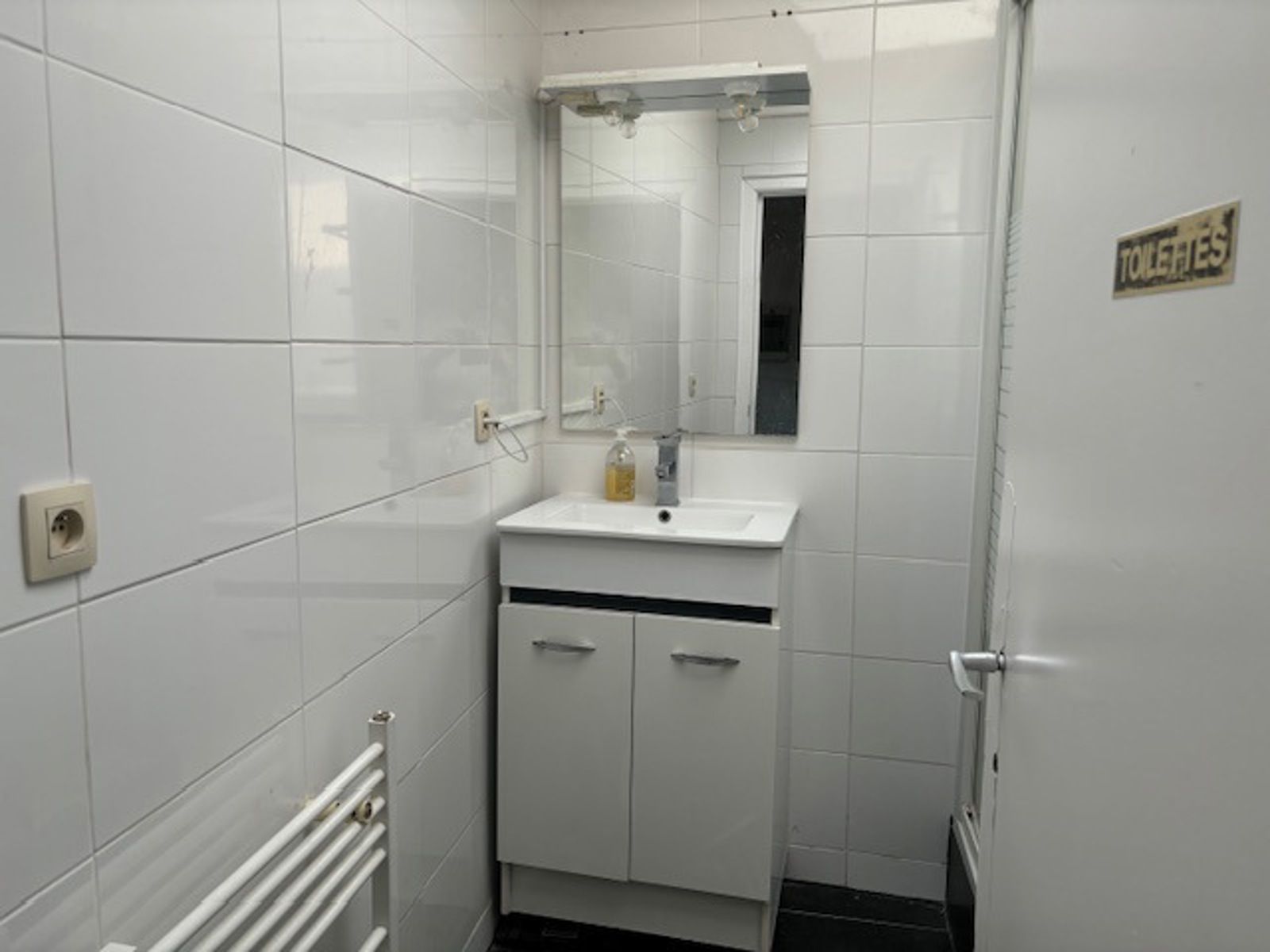 Woning met zij ingang en een prachtig zicht op de sportvelden te Landen foto 10