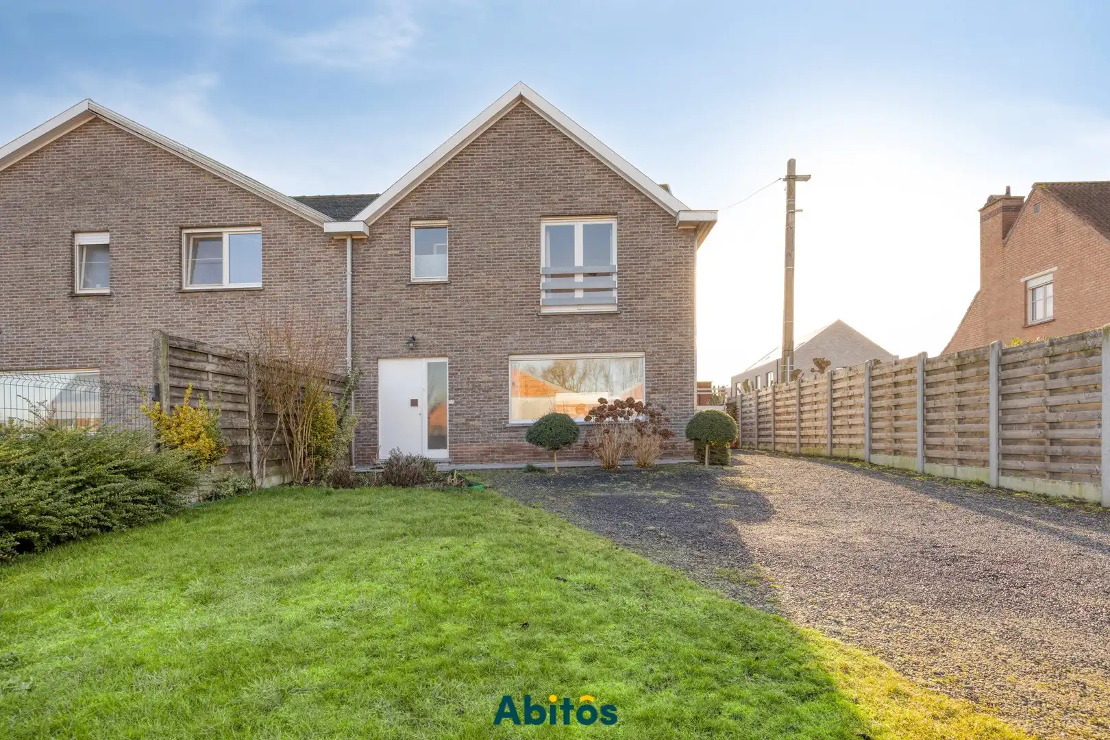 Halfopen woning met ruime opslagruimte foto 3