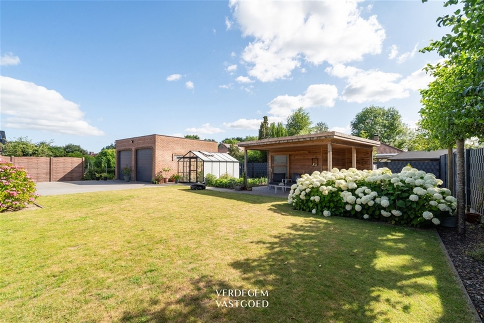 Prachtige villawoning in landelijke stijl met 3 slaapkamers, 3 garages en geniettuin foto 27