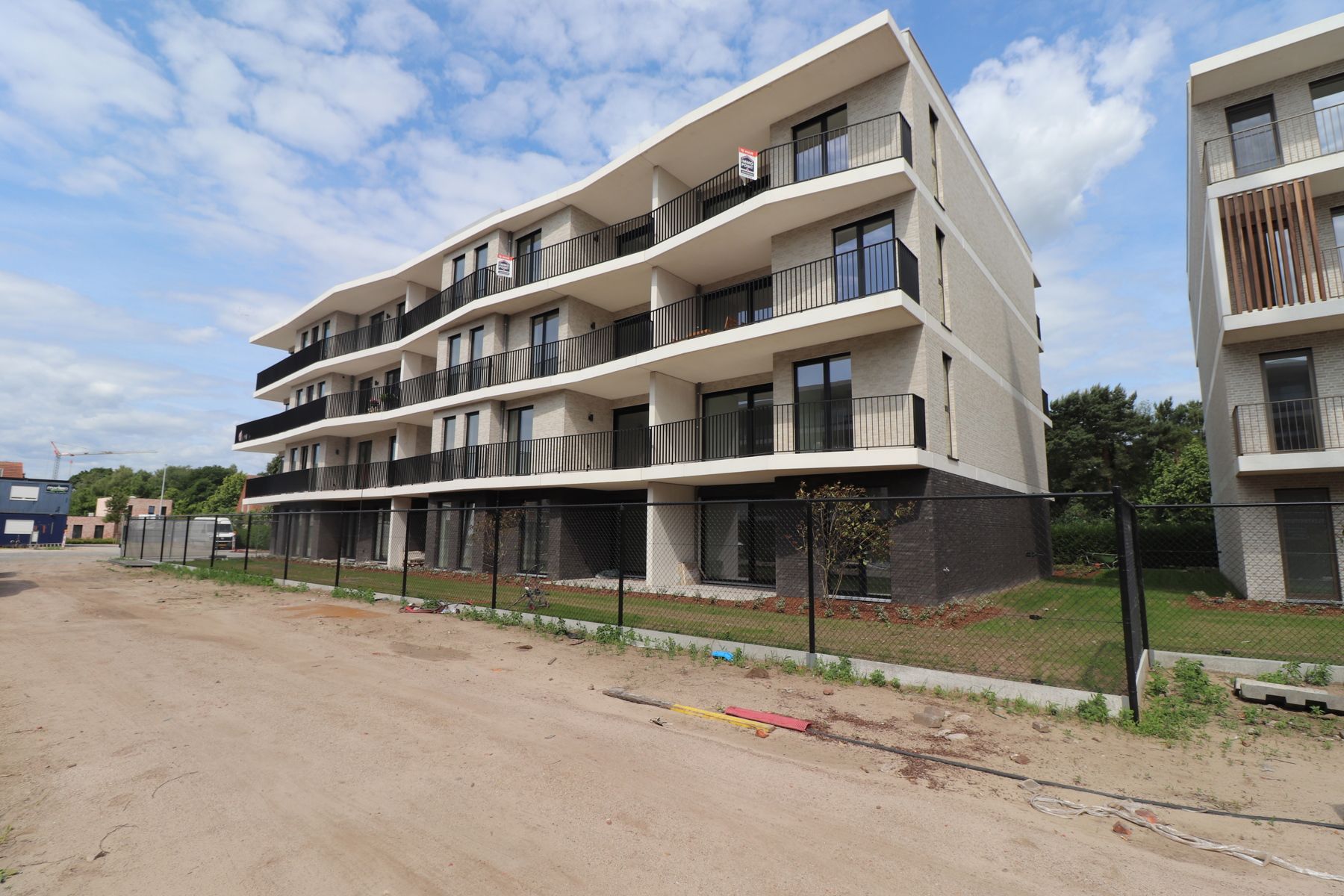 Prachtig nieuwbouwappartement op de bovenste verdieping rechts met 2 terrassen, autostaanplaats en berging. foto {{pictureIndex}}