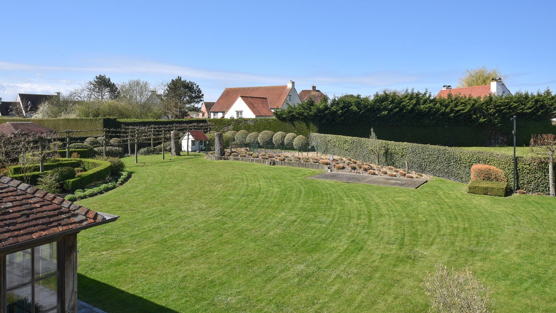 Mooi stuk bouwgrond in het Zoute ( ca. 1256m²) foto {{pictureIndex}}