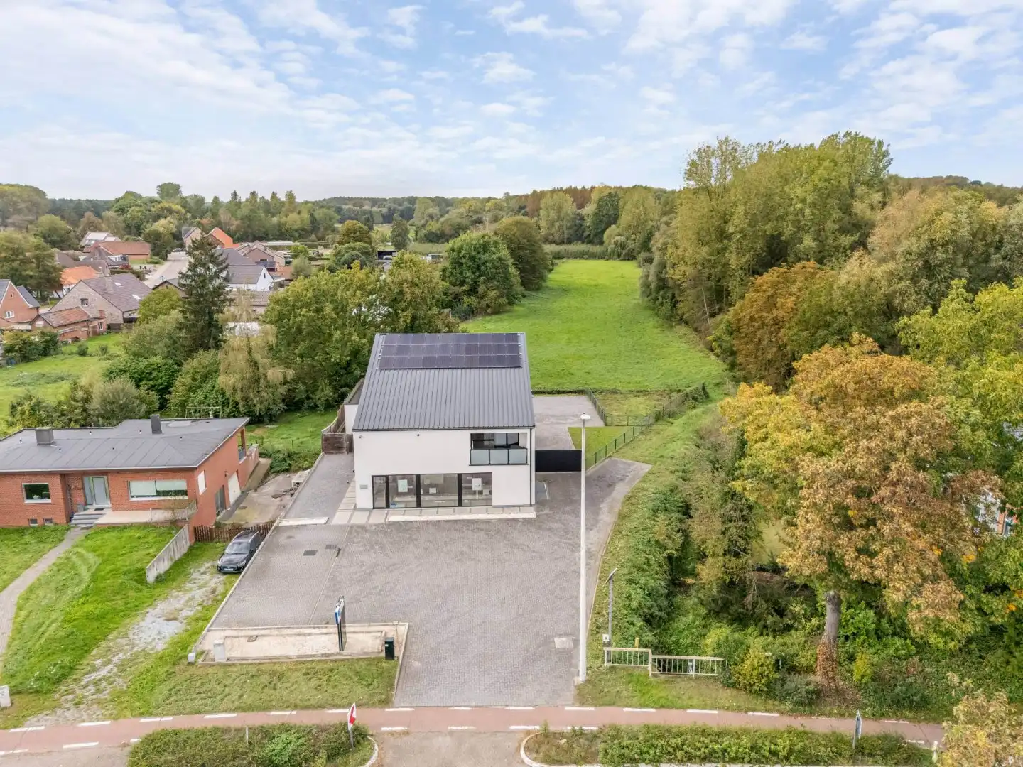 Exclusieve woning met praktijkruimte en zicht op weilanden foto 2