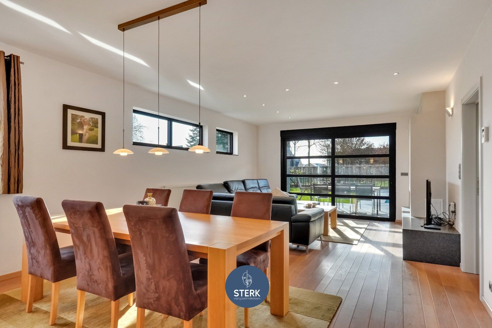 INSTAPKLARE GEZINSWONING MET EEN BEWOONBARE OPP. VAN 390 M² TE ZUSSEN !  foto 2