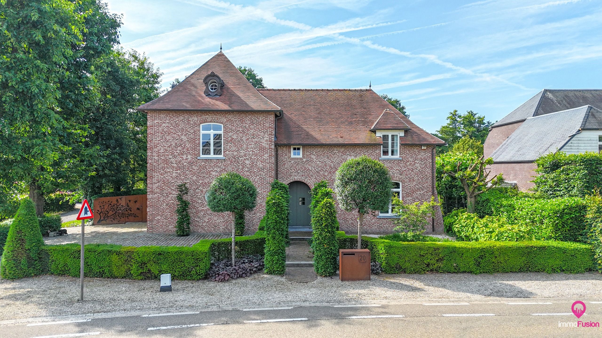 Zeer mooi ontworpen villa met 3 badkamers in Heusden-Zolder! foto {{pictureIndex}}