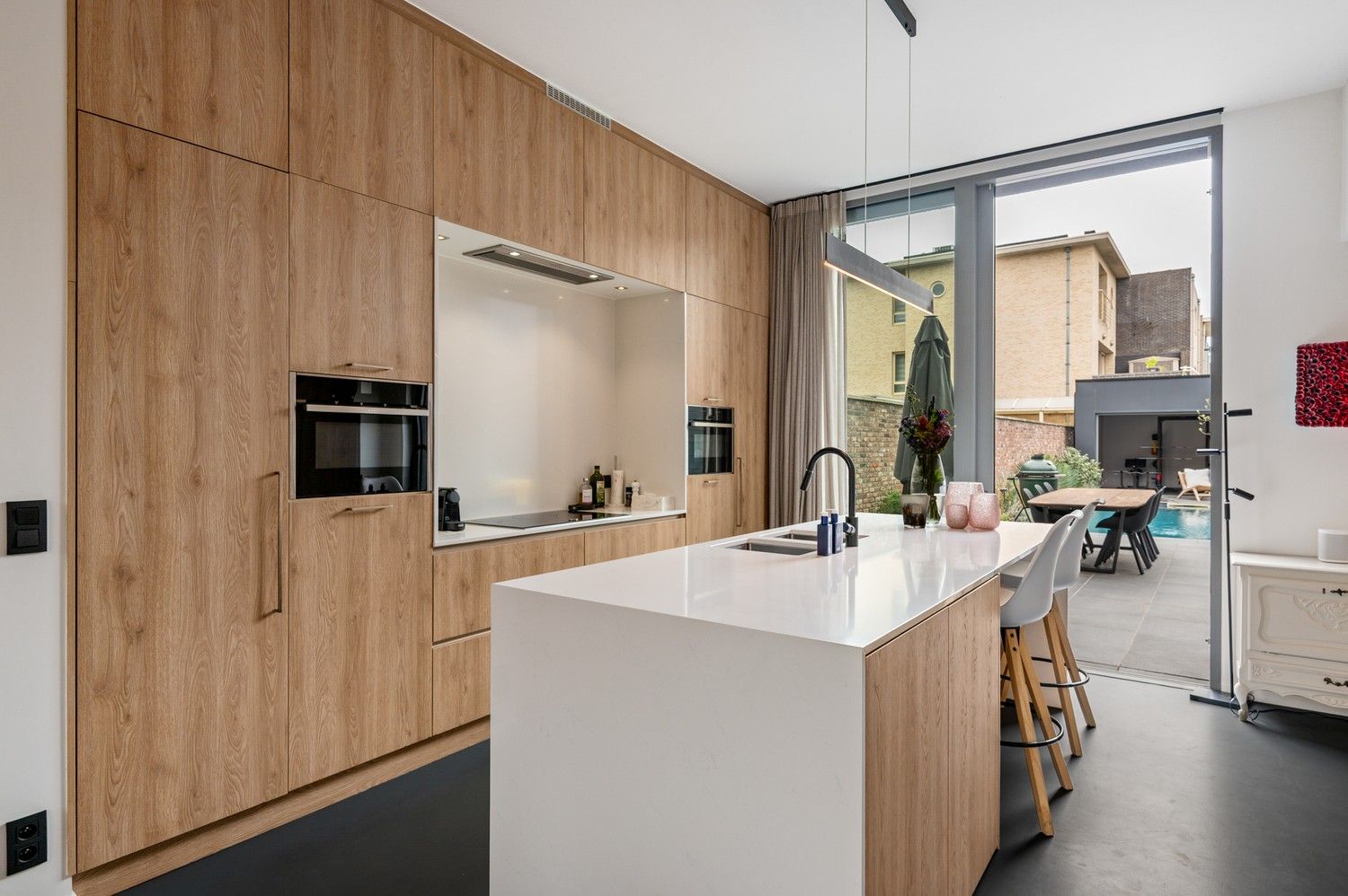 Prachtig en hedendaags gerenoveerde woning met zwembad te Lier foto 8