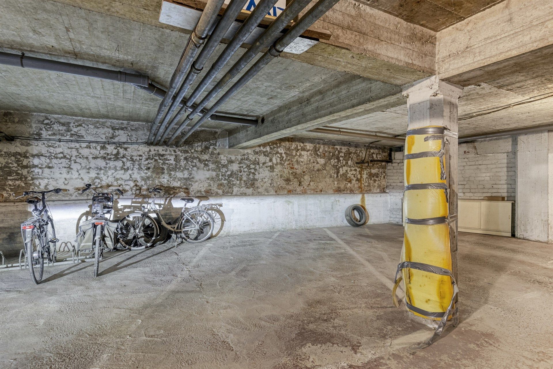 Instapklaar appartement met terras te koop in Berchem!  foto 18