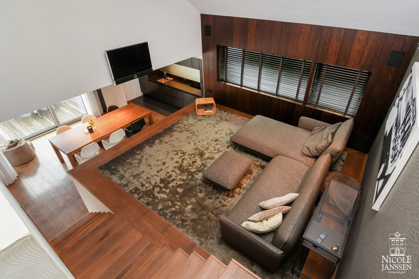 Ruime en speels ingedeelde woning met bijzondere architectuur en praktijkruimte foto 12