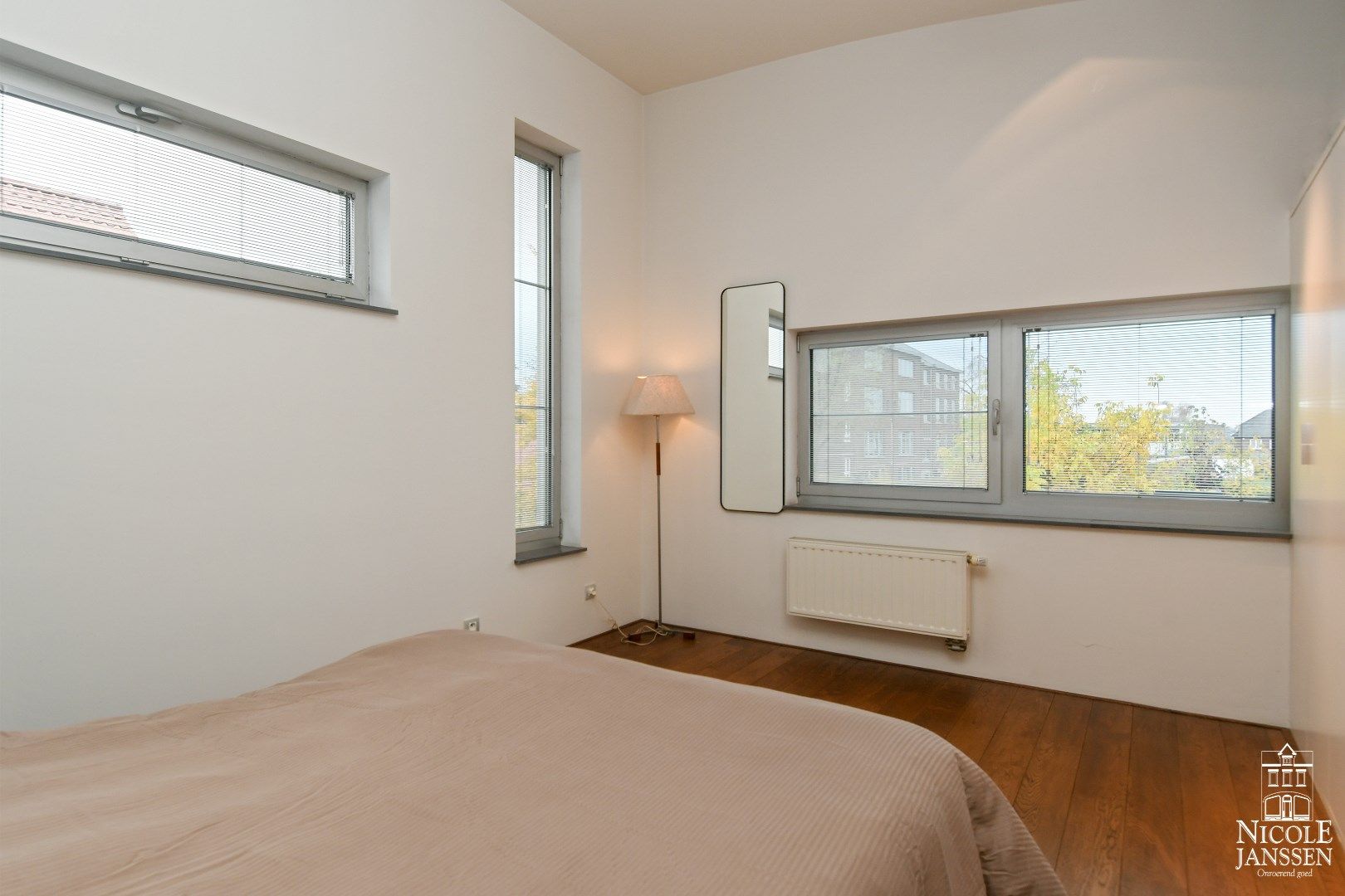 Ruime en speels ingedeelde woning met bijzondere architectuur en praktijkruimte foto 21