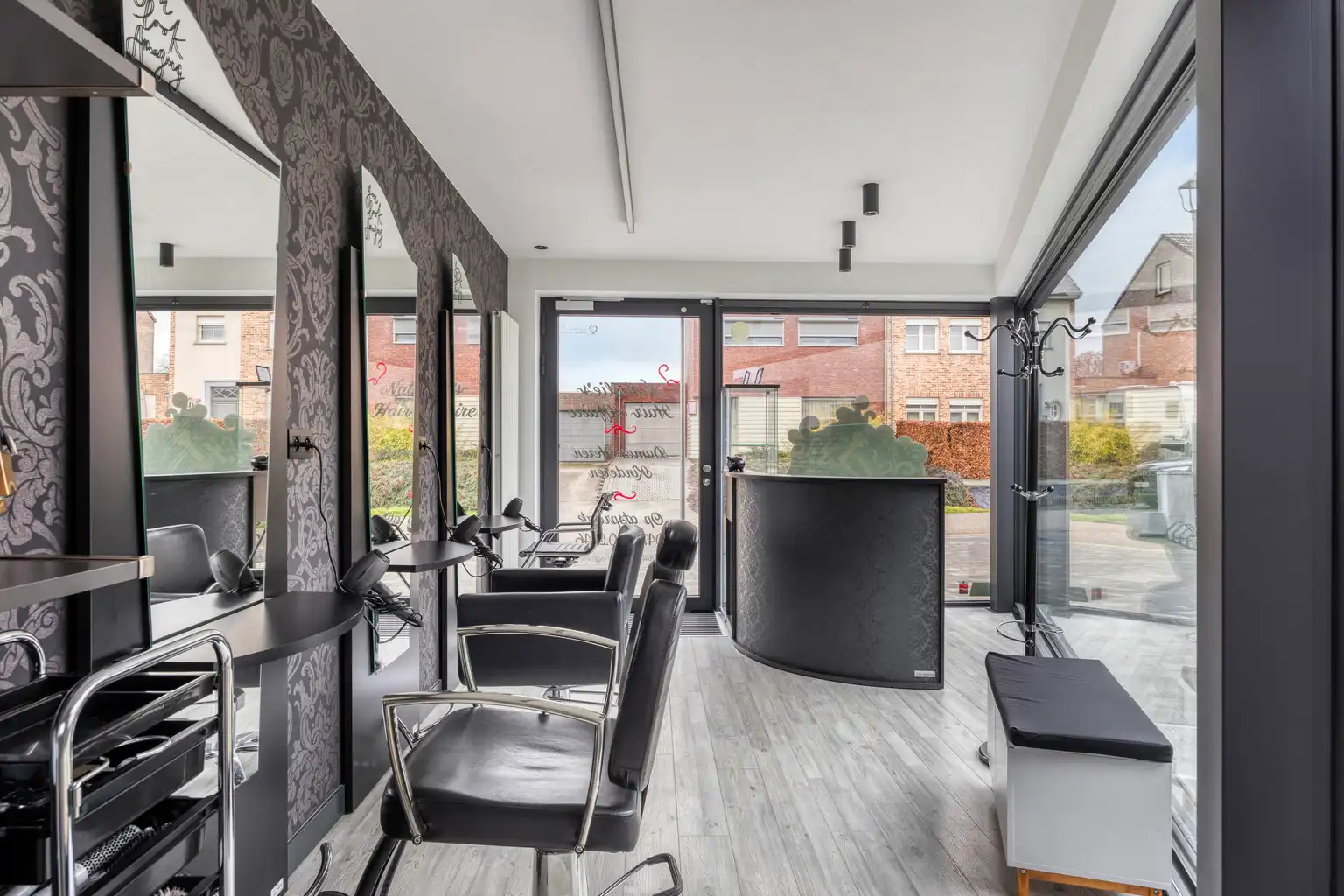 INSTAPKLARE WONING MET PRAKTIJKRUIMTE/BUREEL EN ZWEMBAD foto 3