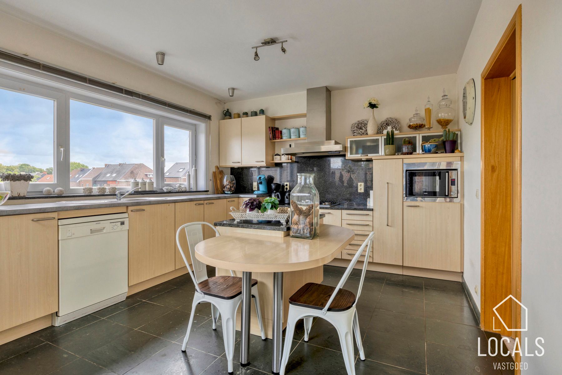 Handelsgelijkvloers met bovenliggend duplexappartement foto 17