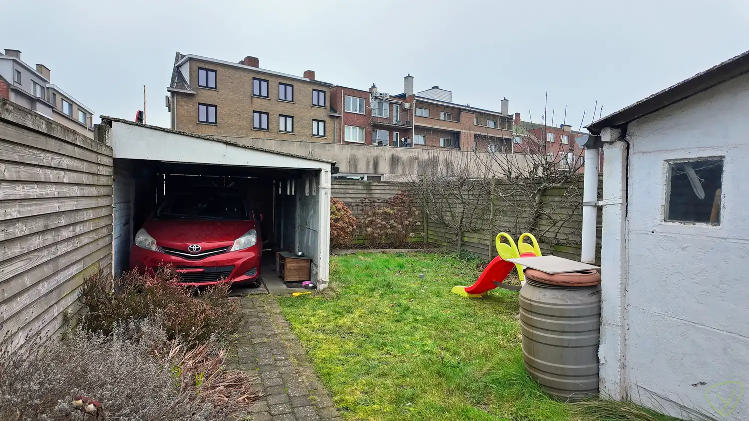 Volledig gerenoveerde woning met carport en tuin in Zelzate! foto 10