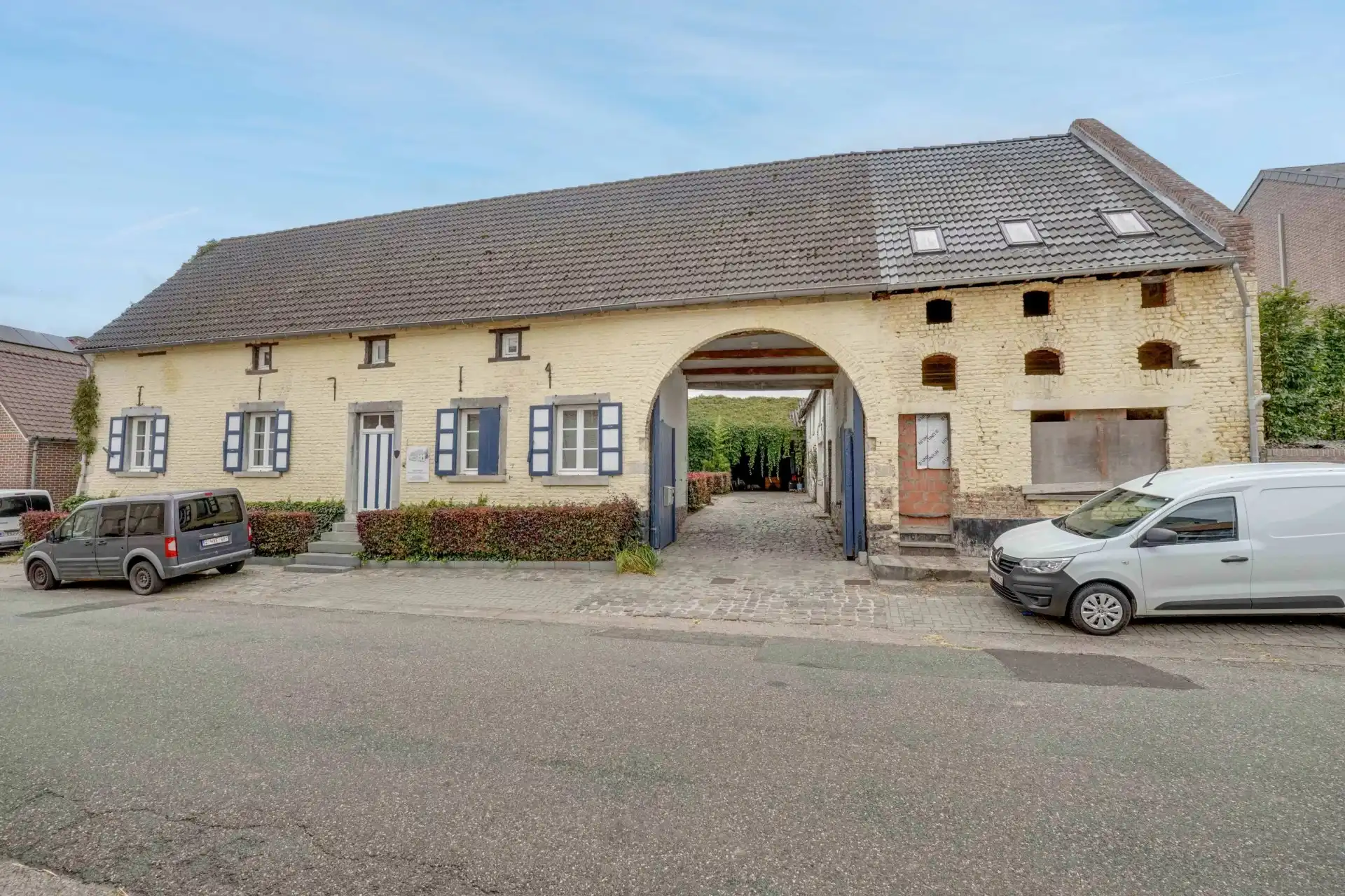 Karaktervolle vierkantshoeve met ruime binnenkoer foto {{pictureIndex}}