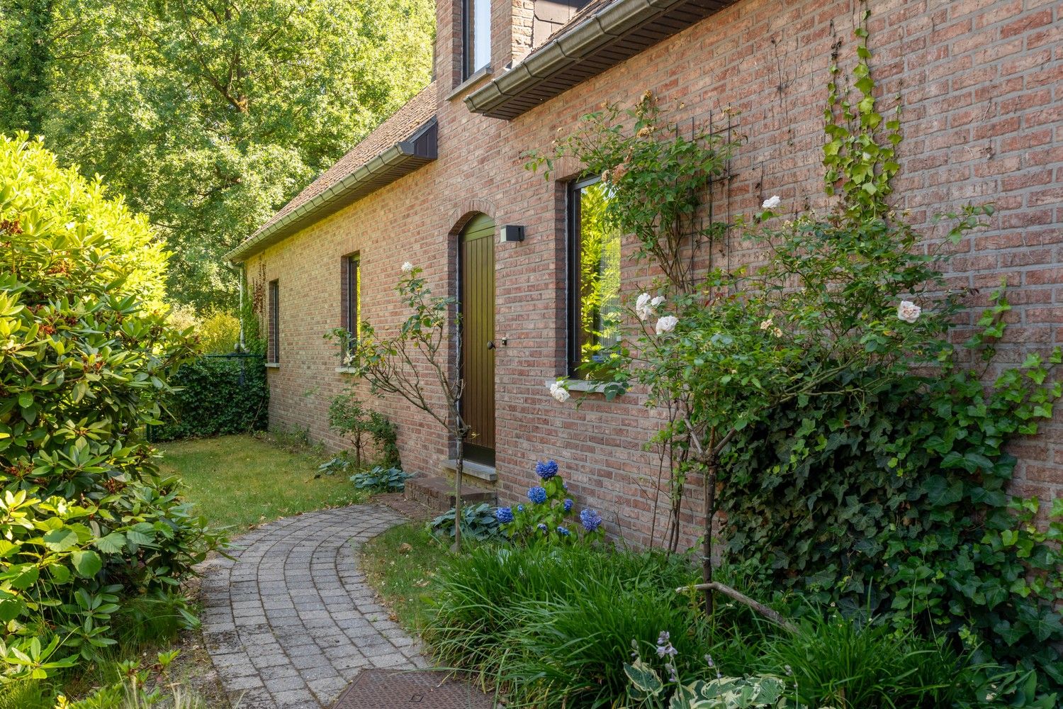 Ruime woning op groot perceel in residentiële buurt te Bret (Genk)! foto 3