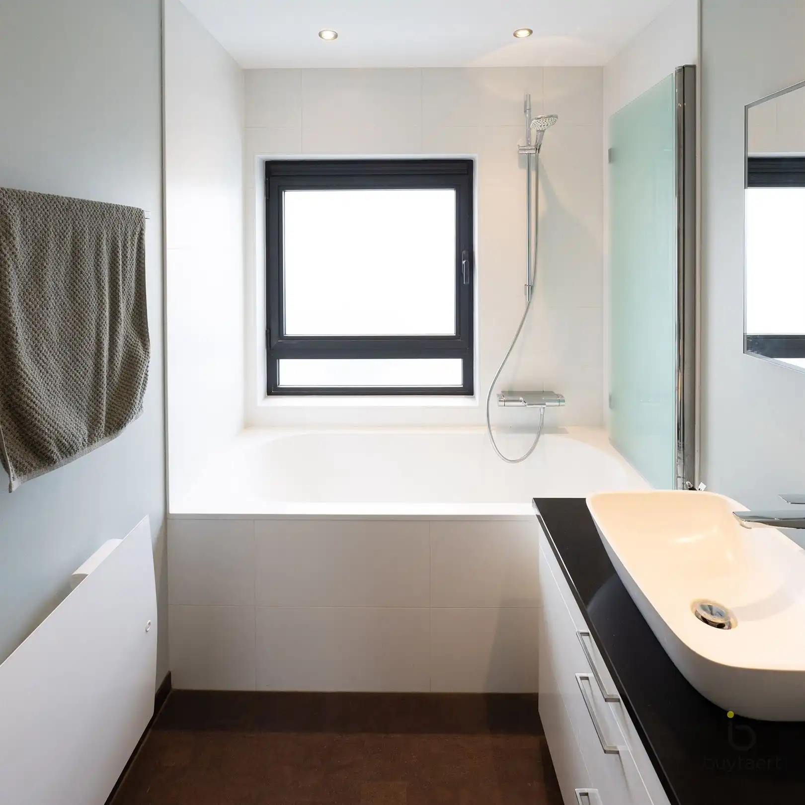 INSTAPKLARE CENTRAAL GELEGEN RIJWONING MET DRIE SLAAPKAMERS EN GEZELLIG TUINTJE! foto 19
