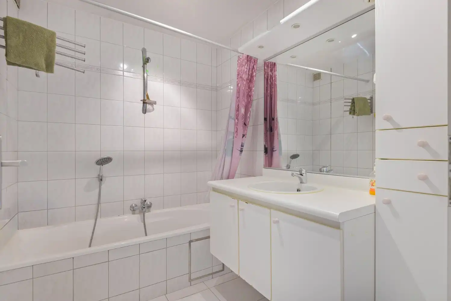 Instapklaar 2-slaapkamer appartement met royale garagebox en autostaanplaats! foto 14