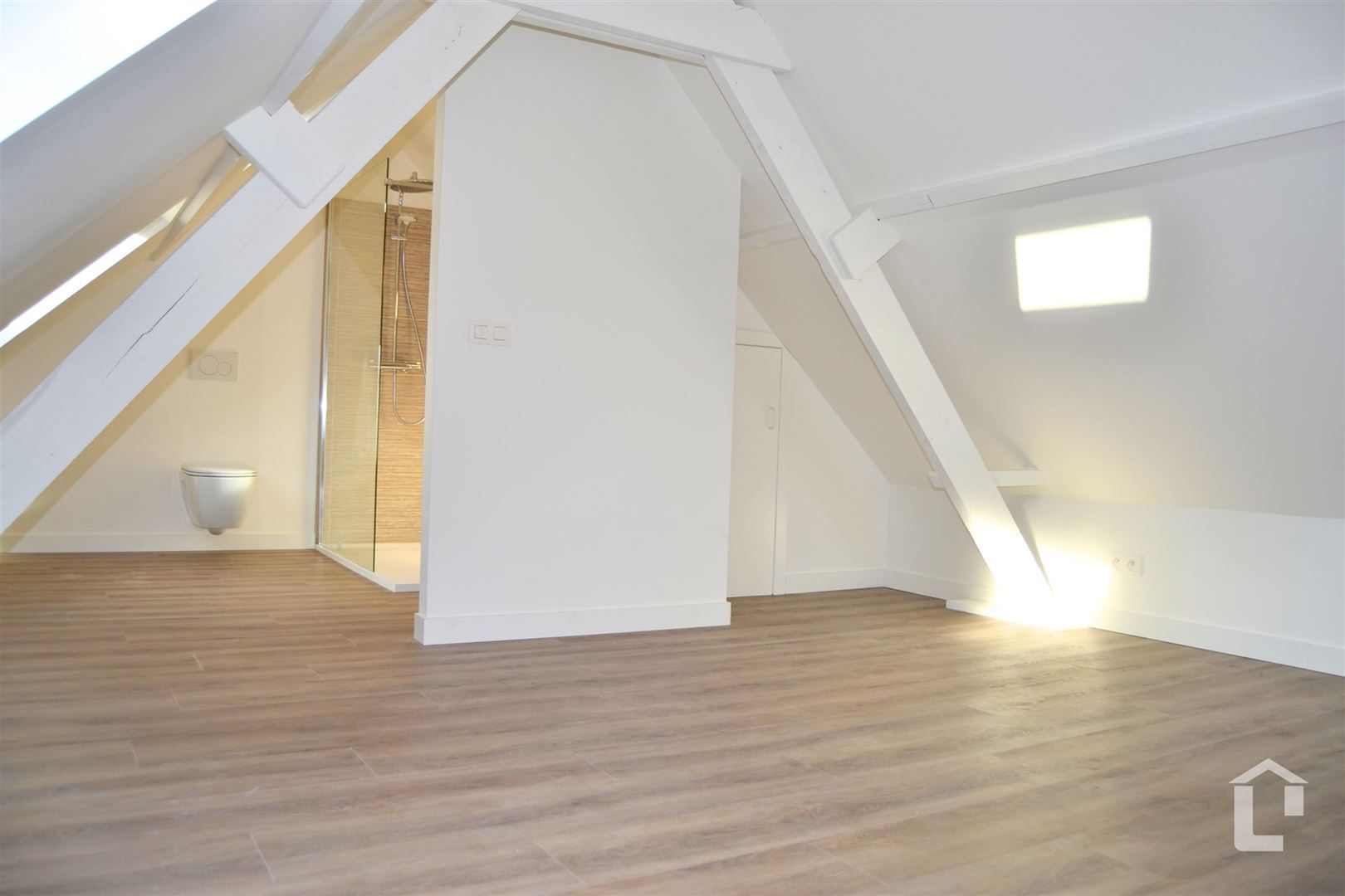 Instapklare, gerenoveerde woning nabij centrum van Eke foto 8