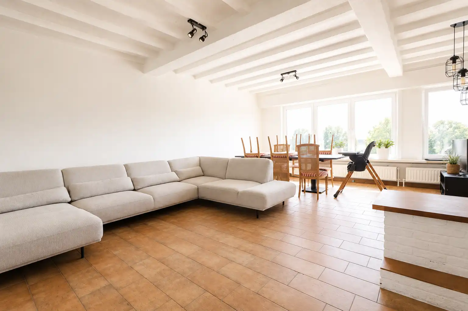 Zeer ruime en lichtrijke bel-etagewoning met 3 grote slaapkamers, dubbele garage en tuin. foto 6