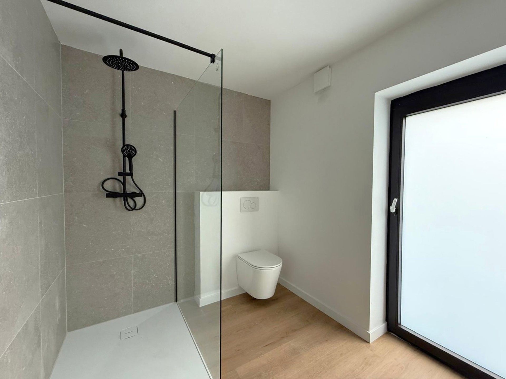 Gerenoveerd gelijkvloers appartement met 2 slaapkamers foto 11