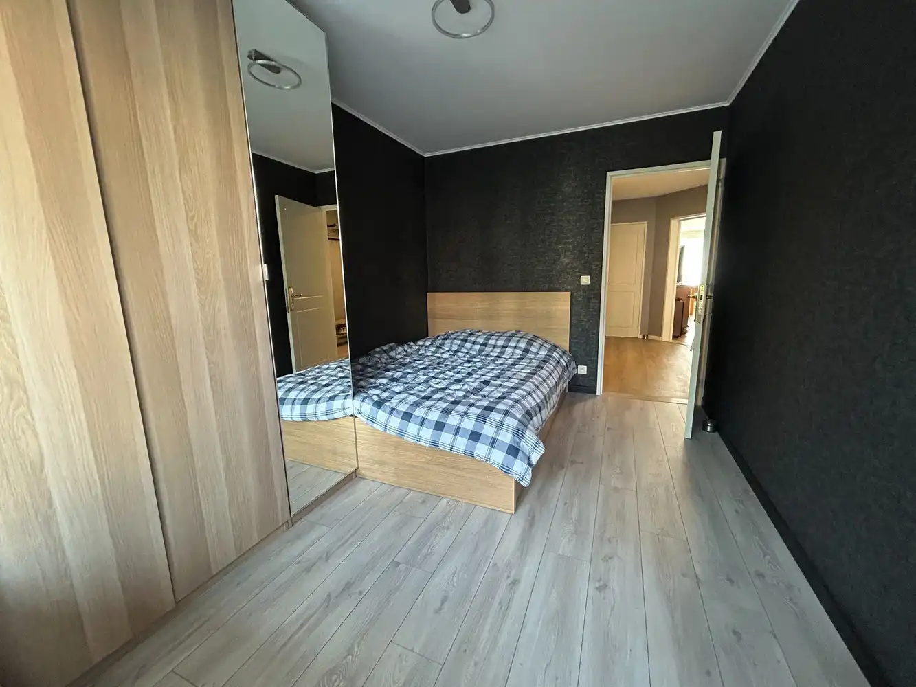 GERENOVEERD APPARTEMENT MET 2 SLAAPKAMERS, BUREAURUIMTE EN TERRAS foto 9
